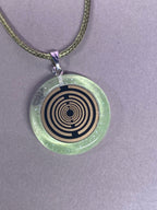 Anhänger – Resin mit Glitzer, Disc im Lakhovsky MWOn Design 18 mm, goldlegiert, kupferunterlegt, zartgrün – Produktansicht 1