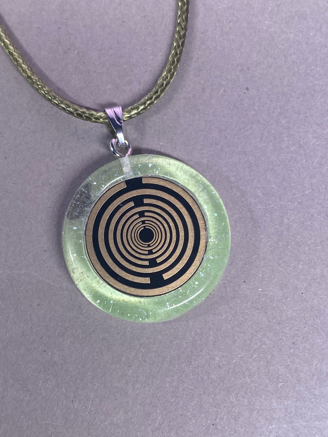 Anhänger – Resin mit Glitzer, Disc im Lakhovsky MWOn Design 18 mm, goldlegiert, kupferunterlegt, zartgrün – Produktansicht 1
