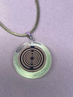 Anhänger – Resin mit Glitzer, Disc im Lakhovsky MWOn Design 18 mm, goldlegiert, kupferunterlegt, zartgrün – Produktansicht 1