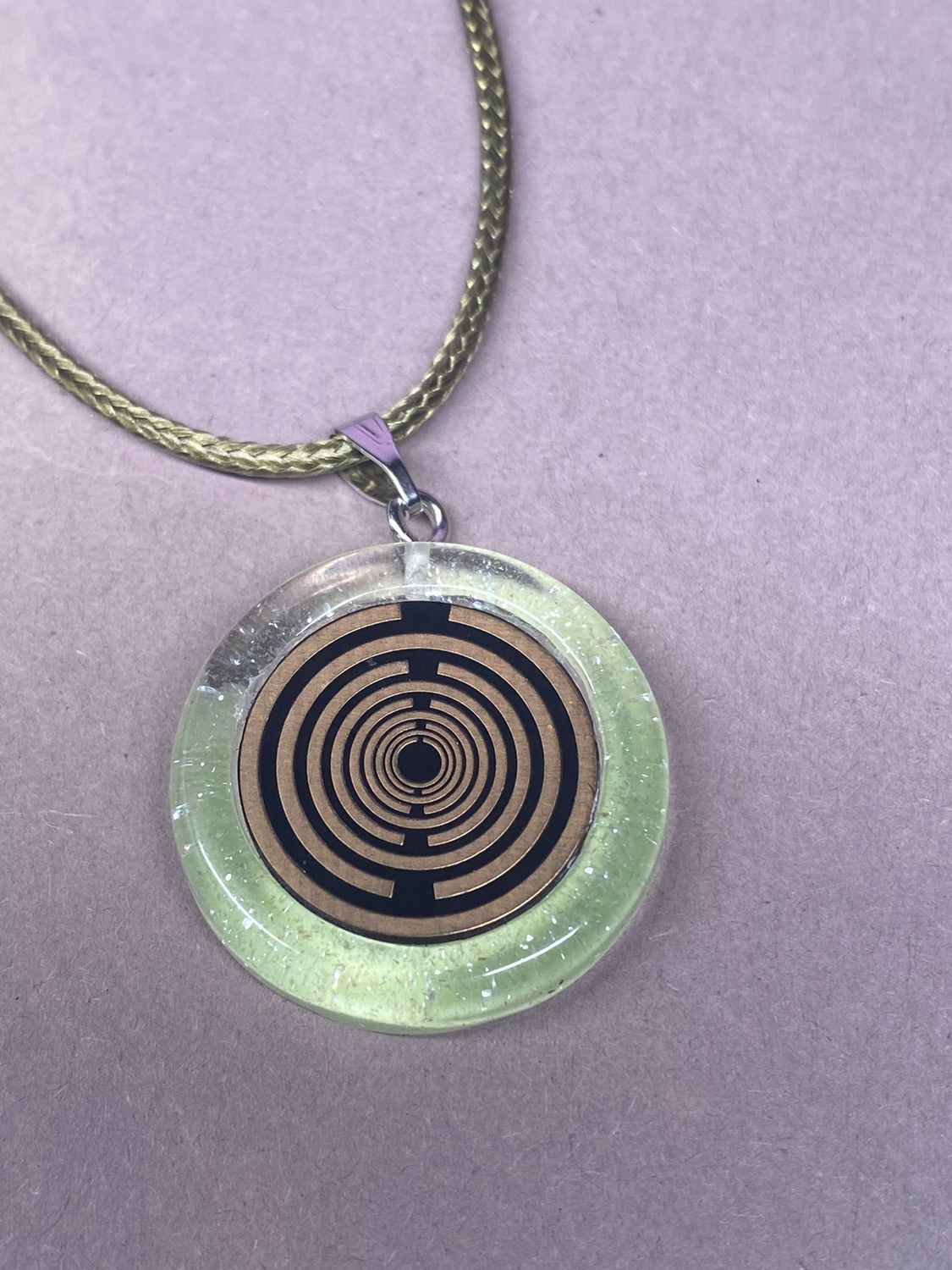 Anhänger – Resin mit Glitzer, Disc im Lakhovsky MWOn Design 18 mm, goldlegiert, kupferunterlegt, zartgrün – Produktansicht 1