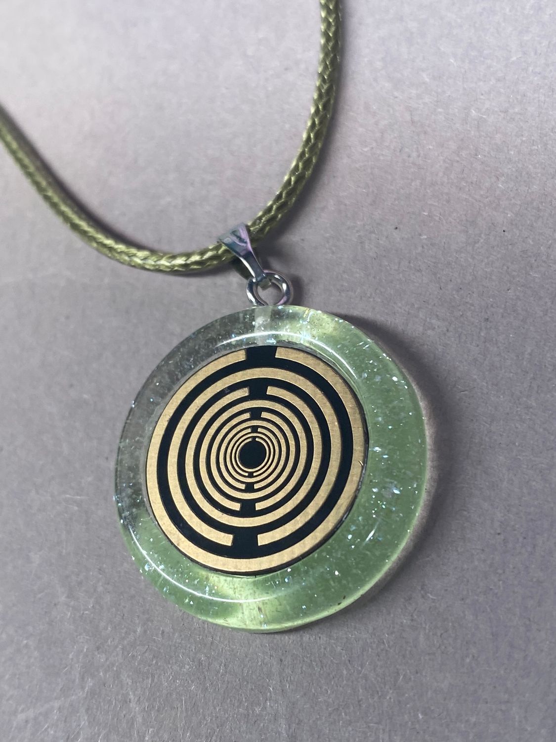 Anhänger – Resin mit Glitzer, Disc im Lakhovsky MWOn Design 18 mm, goldlegiert, kupferunterlegt, zartgrün – Produktansicht 1