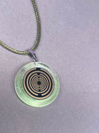 Anhänger – Resin mit Glitzer, Disc im Lakhovsky MWOn Design 18 mm, goldlegiert, kupferunterlegt, zartgrün – Produktansicht 1