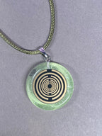 Anhänger – Resin mit Glitzer, Disc im Lakhovsky MWOn Design 18 mm, goldlegiert, kupferunterlegt, zartgrün – Produktansicht 1