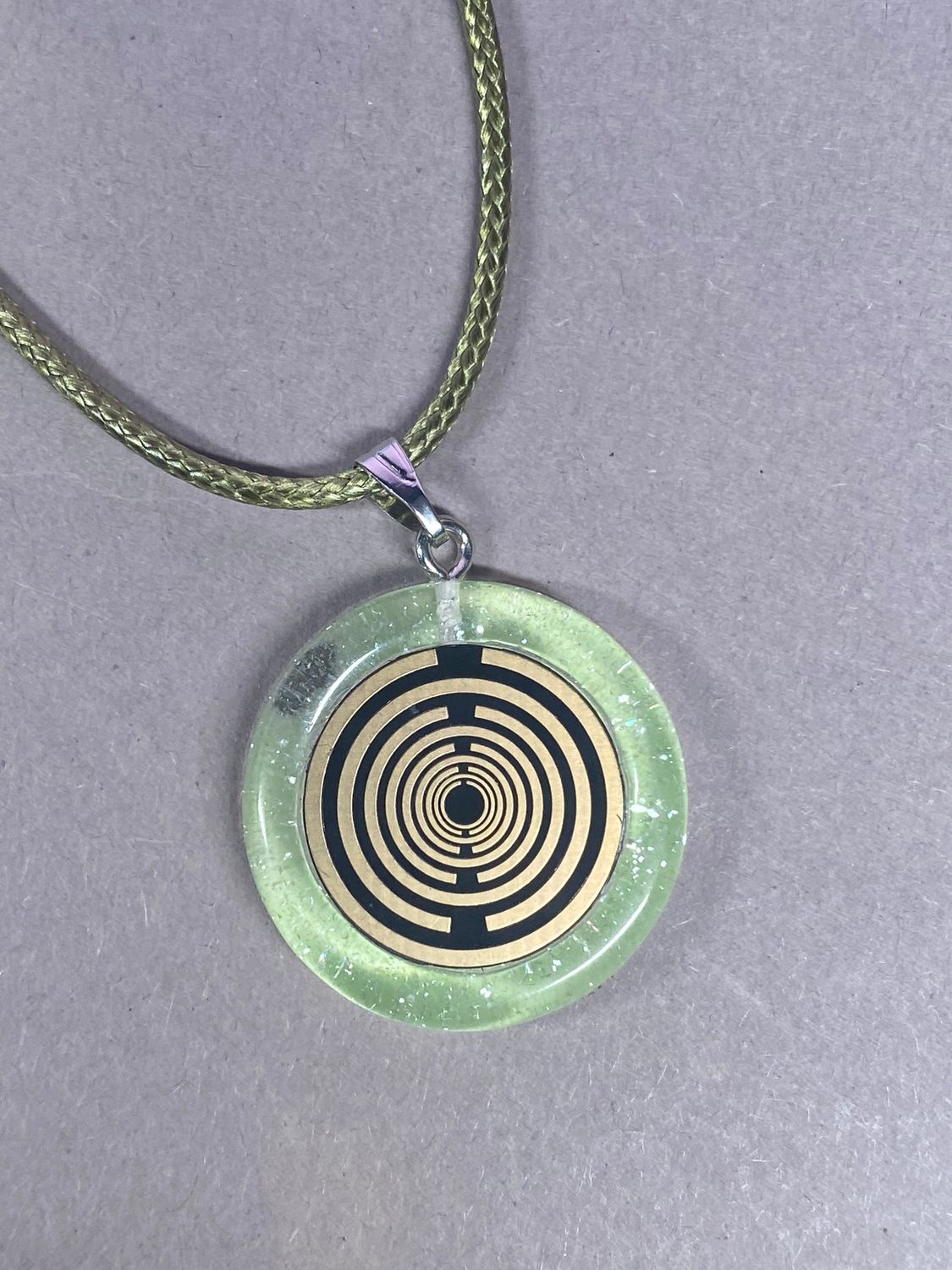 Anhänger – Resin mit Glitzer, Disc im Lakhovsky MWOn Design 18 mm, goldlegiert, kupferunterlegt, zartgrün – Produktansicht 1