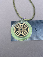 Anhänger – Resin mit Glitzer, Disc im Lakhovsky MWOn Design 18 mm, goldlegiert, kupferunterlegt, zartgrün – Produktansicht 1