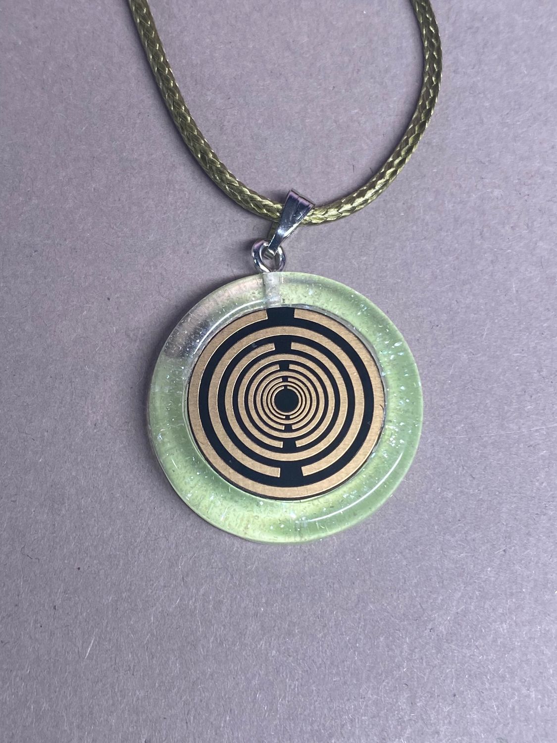 Anhänger – Resin mit Glitzer, Disc im Lakhovsky MWOn Design 18 mm, goldlegiert, kupferunterlegt, zartgrün – Produktansicht 1