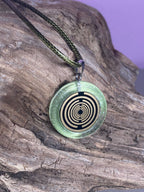 Anhänger – Resin mit Glitzer, Disc im Lakhovsky MWOn Design 18 mm, goldlegiert, kupferunterlegt, zartgrün – Produktansicht 1