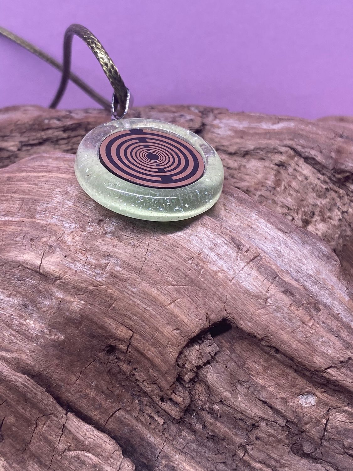 Anhänger – Resin mit Glitzer, Disc im Lakhovsky MWOn Design 18 mm, goldlegiert, kupferunterlegt, zartgrün – Produktansicht 1