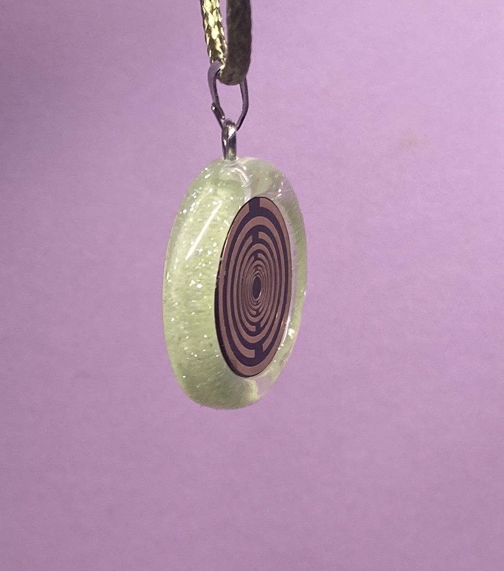 Anhänger – Resin mit Glitzer, Disc im Lakhovsky MWOn Design 18 mm, goldlegiert, kupferunterlegt, zartgrün – Produktansicht 1