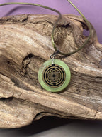 Anhänger – Resin mit Glitzer, Disc im Lakhovsky MWOn Design 18 mm, goldlegiert, kupferunterlegt, zartgrün – Produktansicht 1