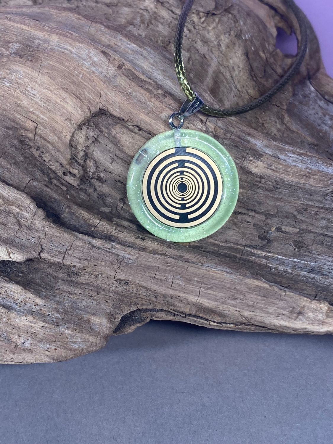 Anhänger – Resin mit Glitzer, Disc im Lakhovsky MWOn Design 18 mm, goldlegiert, kupferunterlegt, zartgrün – Produktansicht 1
