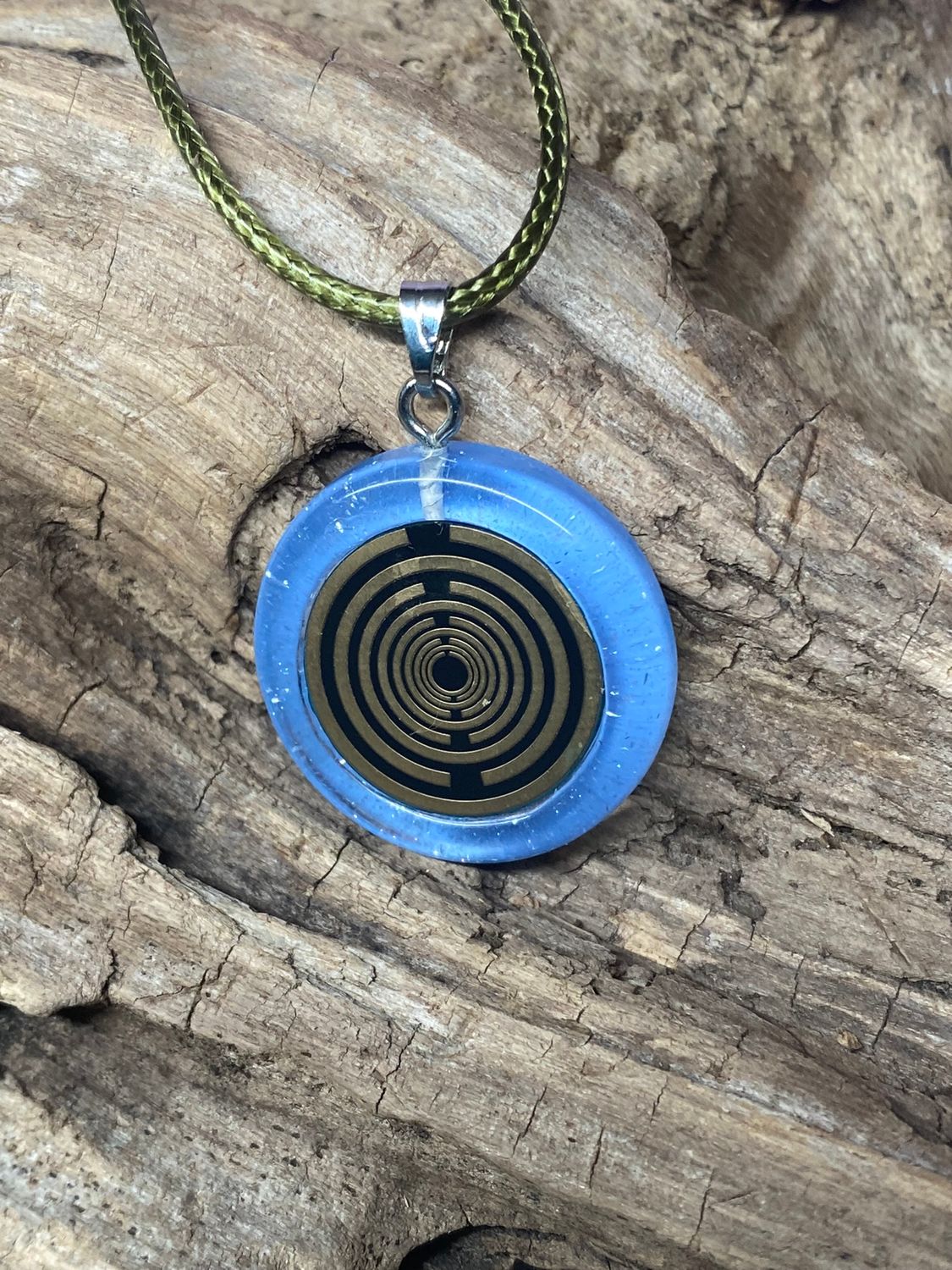 Anhänger – Resin mit Glitzer, Disc im Lakhovsky MWOn Design 18 mm, goldlegiert, kupferunterlegt, blau – Produktansicht 1