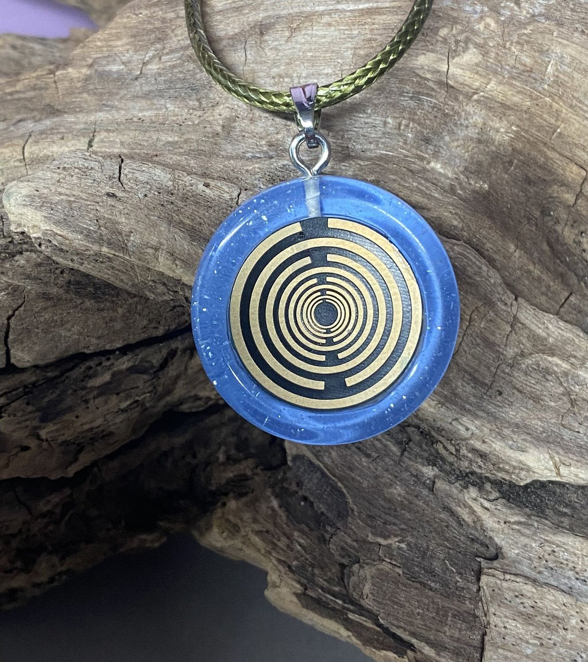 Anhänger – Resin mit Glitzer, Disc im Lakhovsky MWOn Design 18 mm, goldlegiert, kupferunterlegt, blau – Produktansicht 1