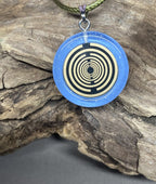 Anhänger – Resin mit Glitzer, Disc im Lakhovsky MWOn Design 18 mm, goldlegiert, kupferunterlegt, blau – Produktansicht 1
