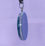 Anhänger – Resin mit Glitzer, Disc im Lakhovsky MWOn Design 18 mm, goldlegiert, kupferunterlegt, blau – Produktansicht 1