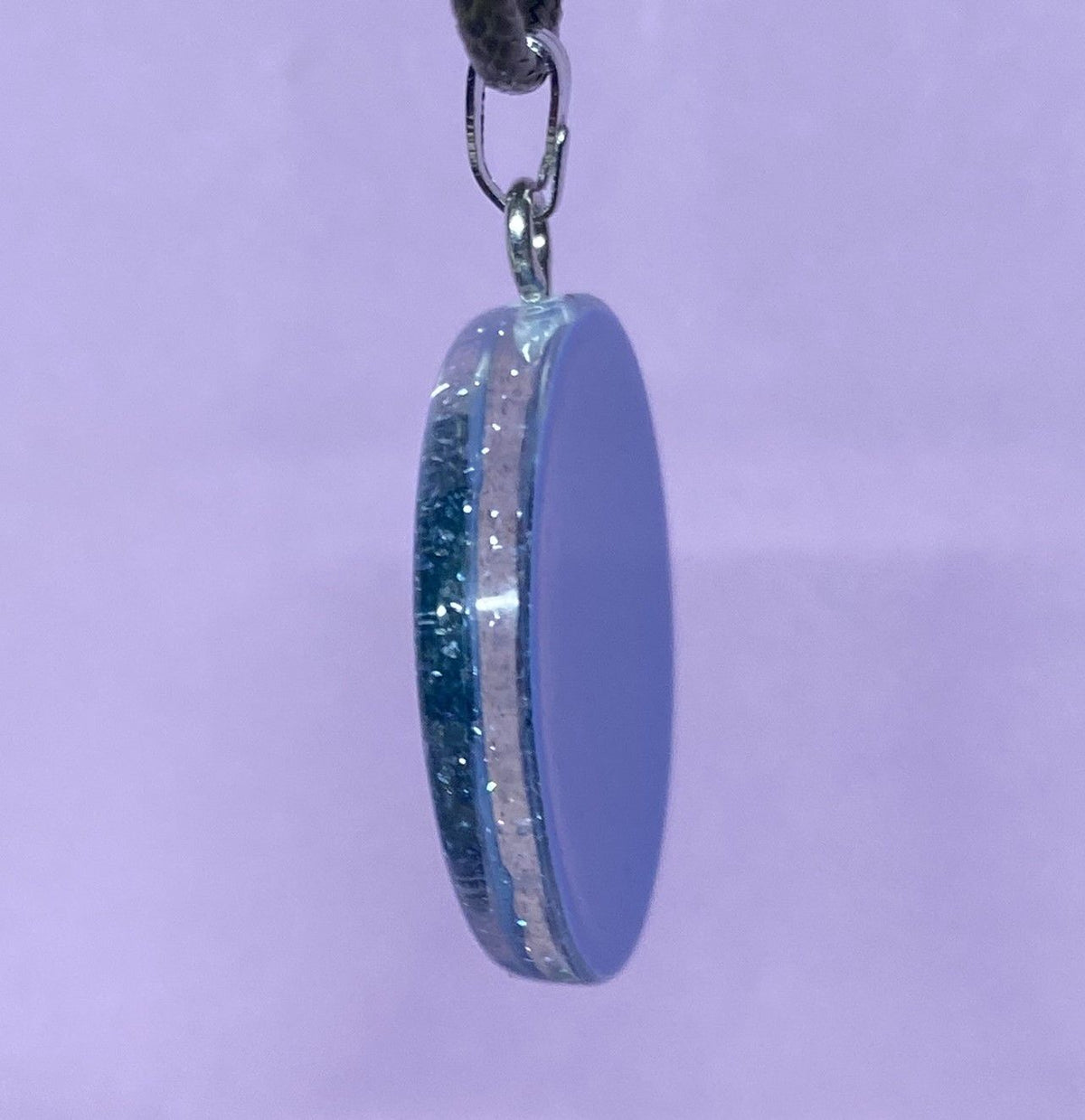 Anhänger – Resin mit Glitzer, Disc im Lakhovsky MWOn Design 18 mm, goldlegiert, kupferunterlegt, blau – Produktansicht 1