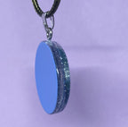 Anhänger – Resin mit Glitzer, Disc im Lakhovsky MWOn Design 18 mm, goldlegiert, kupferunterlegt, blau – Produktansicht 1