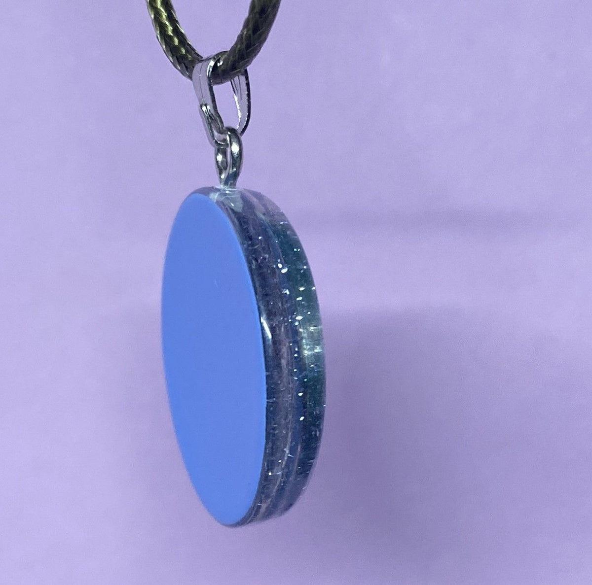 Anhänger – Resin mit Glitzer, Disc im Lakhovsky MWOn Design 18 mm, goldlegiert, kupferunterlegt, blau – Produktansicht 1