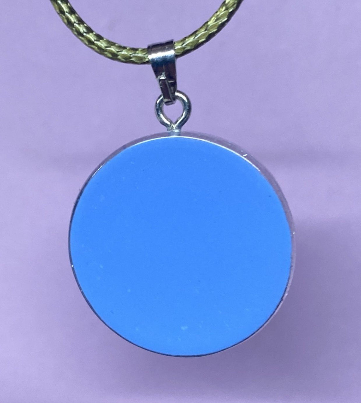 Anhänger – Resin mit Glitzer, Disc im Lakhovsky MWOn Design 18 mm, goldlegiert, kupferunterlegt, blau – Produktansicht 1
