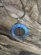 Anhänger – Resin mit Glitzer, Disc im Lakhovsky MWOn Design 18 mm, goldlegiert, kupferunterlegt, blau – Produktansicht 1