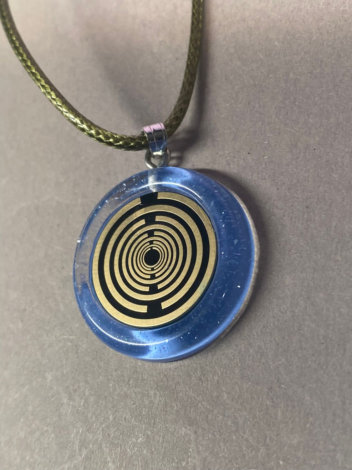 Anhänger – Resin mit Glitzer, Disc im Lakhovsky MWOn Design 18 mm, goldlegiert, kupferunterlegt, blau – Produktansicht 1