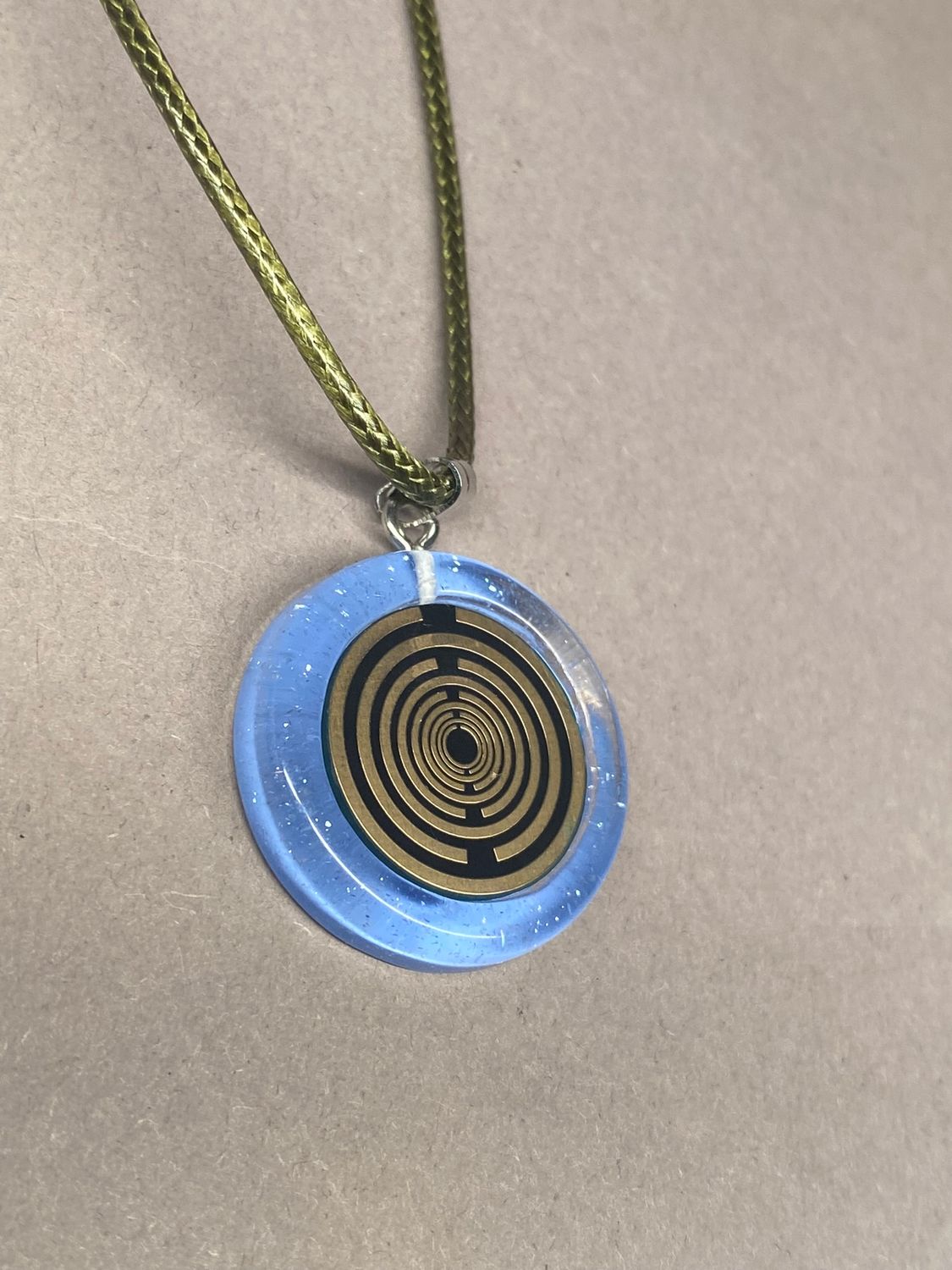 Anhänger – Resin mit Glitzer, Disc im Lakhovsky MWOn Design 18 mm, goldlegiert, kupferunterlegt, blau – Produktansicht 1