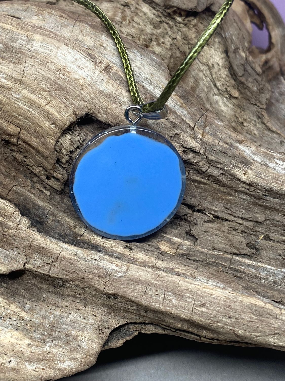 Anhänger – Resin mit Glitzer, Disc im Lakhovsky MWOn Design 18 mm, goldlegiert, kupferunterlegt, blau – Produktansicht 1