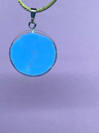 Anhänger – Resin mit Glitzer, Disc im Lakhovsky MWOn Design 18 mm, goldlegiert, kupferunterlegt, blau – Produktansicht 1