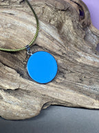 Anhänger – Resin mit Glitzer, Disc im Lakhovsky MWOn Design 18 mm, goldlegiert, kupferunterlegt, blau – Produktansicht 1