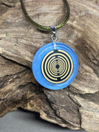 Anhänger – Resin mit Glitzer, Disc im Lakhovsky MWOn Design 18 mm, goldlegiert, kupferunterlegt, blau – Produktansicht 1
