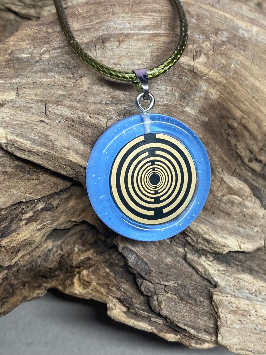 Anhänger – Resin mit Glitzer, Disc im Lakhovsky MWOn Design 18 mm, goldlegiert, kupferunterlegt, blau – Produktansicht 1