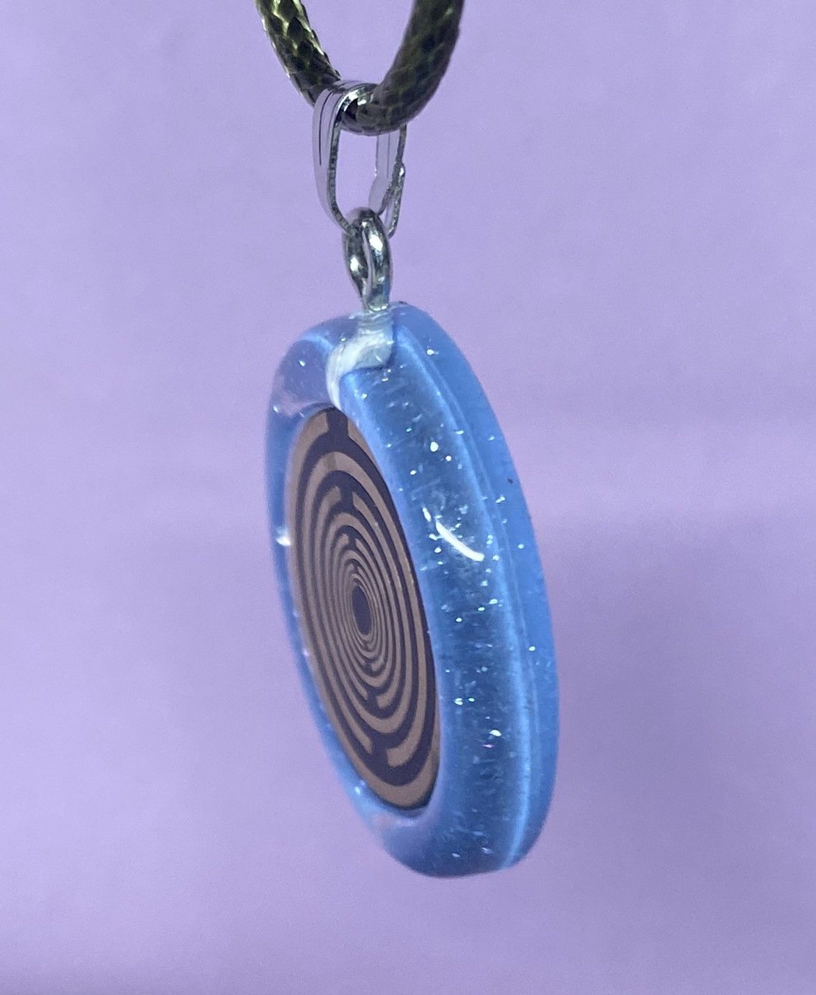 Anhänger – Resin mit Glitzer, Disc im Lakhovsky MWOn Design 18 mm, goldlegiert, kupferunterlegt, blau – Produktansicht 1