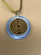 Anhänger – Resin mit Glitzer, Disc im Lakhovsky MWOn Design 18 mm, goldlegiert, kupferunterlegt, blau – Produktansicht 1