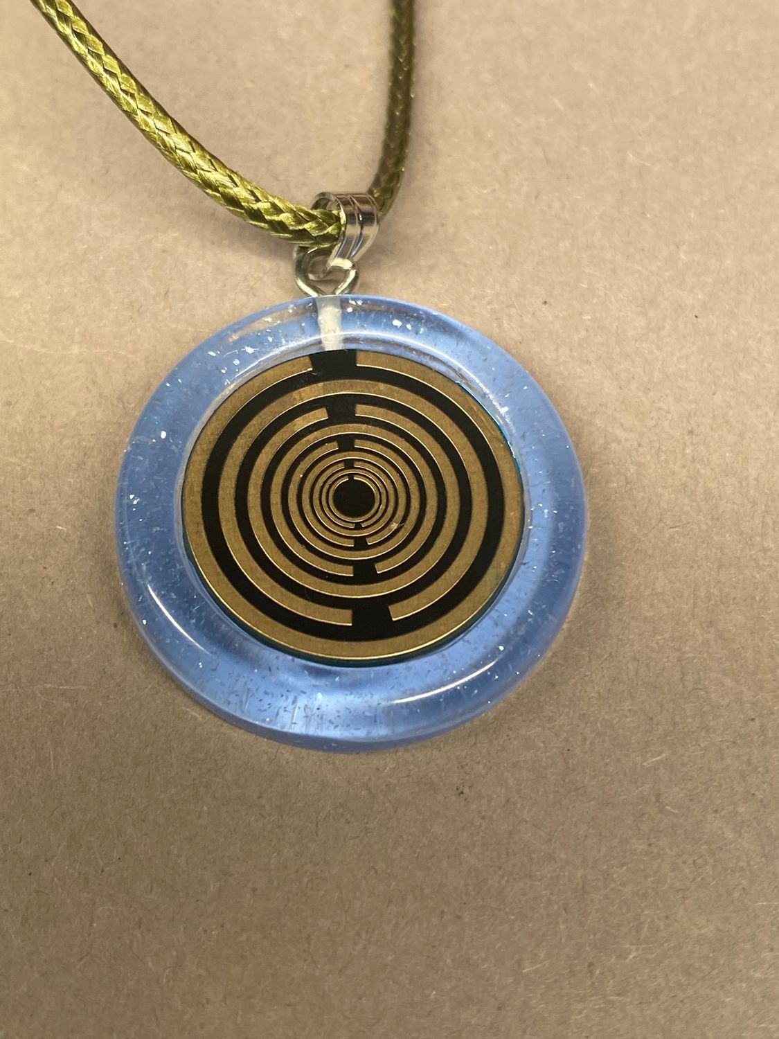 Anhänger – Resin mit Glitzer, Disc im Lakhovsky MWOn Design 18 mm, goldlegiert, kupferunterlegt, blau – Produktansicht 1
