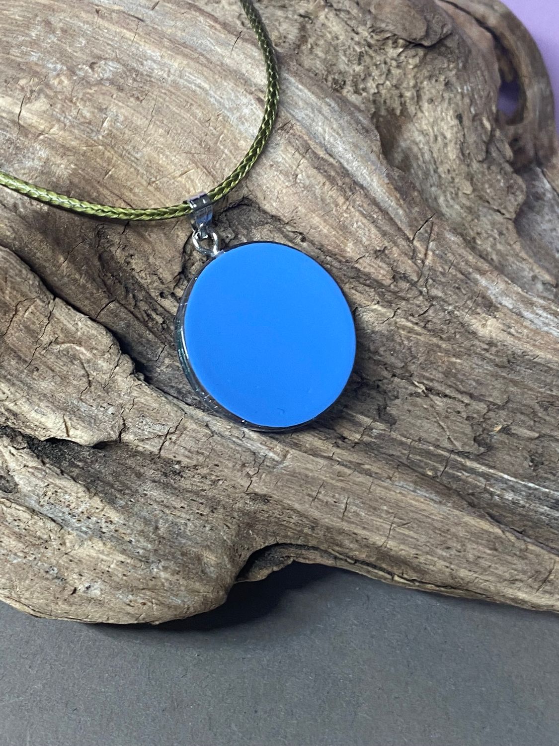 Anhänger – Resin mit Glitzer, Disc im Lakhovsky MWOn Design 18 mm, goldlegiert, kupferunterlegt, blau – Produktansicht 1