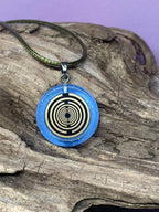 Anhänger – Resin mit Glitzer, Disc im Lakhovsky MWOn Design 18 mm, goldlegiert, kupferunterlegt, blau – Produktansicht 1