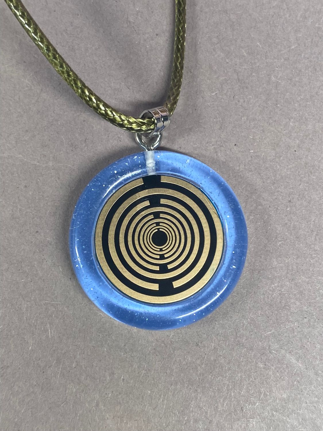 Anhänger – Resin mit Glitzer, Disc im Lakhovsky MWOn Design 18 mm, goldlegiert, kupferunterlegt, blau – Produktansicht 1