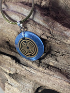 Anhänger – Resin mit Glitzer, Disc im Lakhovsky MWOn Design 18 mm, goldlegiert, kupferunterlegt, blau – Produktansicht 1