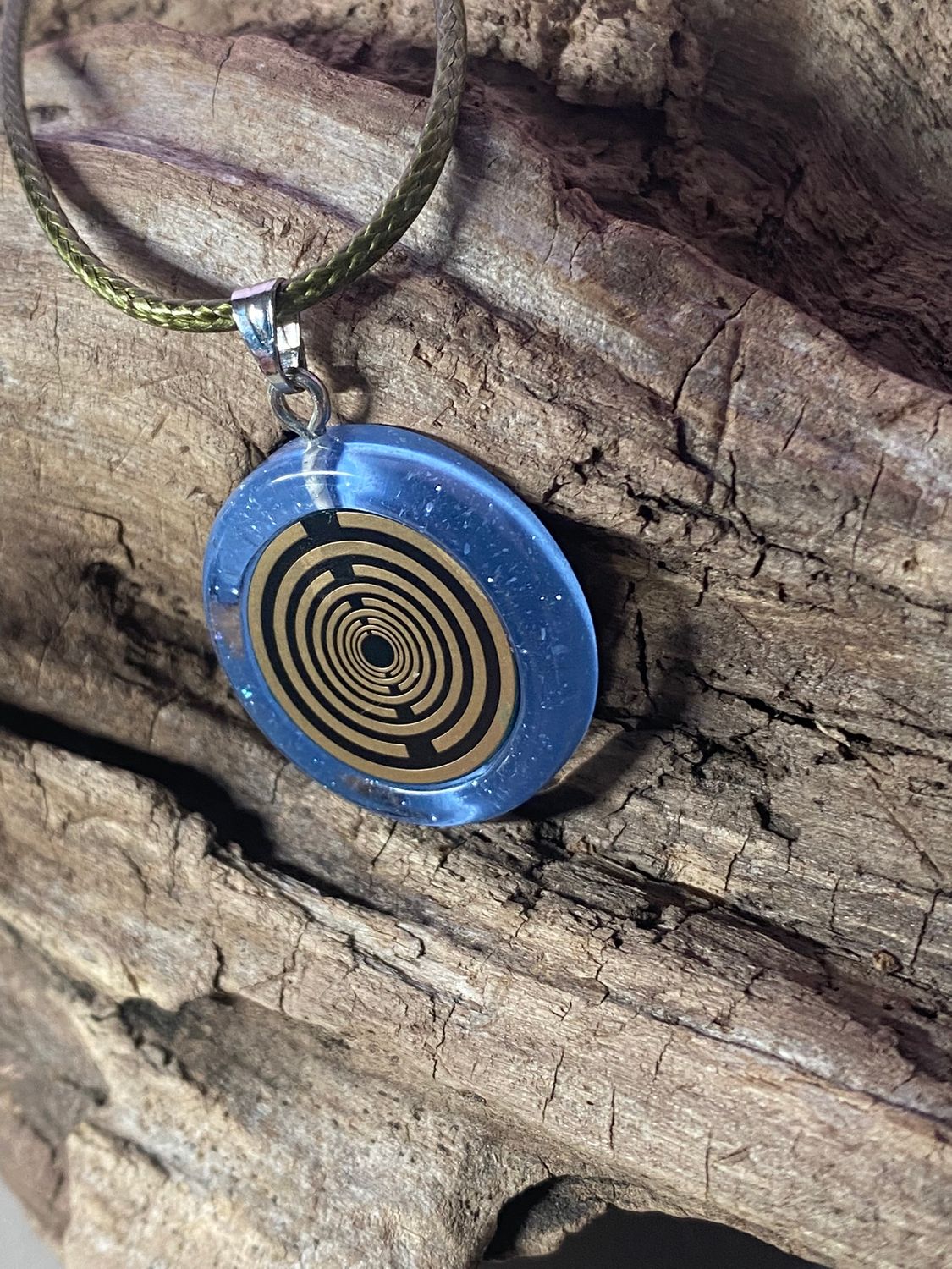 Anhänger – Resin mit Glitzer, Disc im Lakhovsky MWOn Design 18 mm, goldlegiert, kupferunterlegt, blau – Produktansicht 1