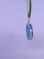 Anhänger – Resin mit Glitzer, Disc im Lakhovsky MWOn Design 18 mm, goldlegiert, kupferunterlegt, blau – Produktansicht 1