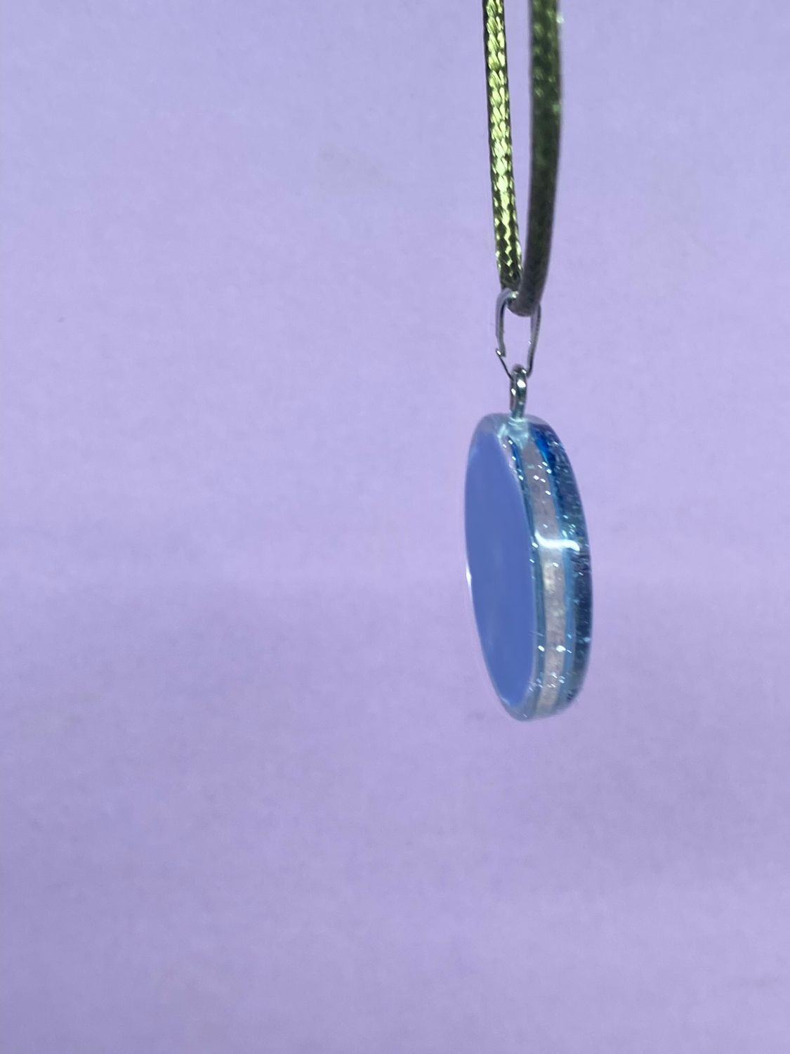 Anhänger – Resin mit Glitzer, Disc im Lakhovsky MWOn Design 18 mm, goldlegiert, kupferunterlegt, blau – Produktansicht 1
