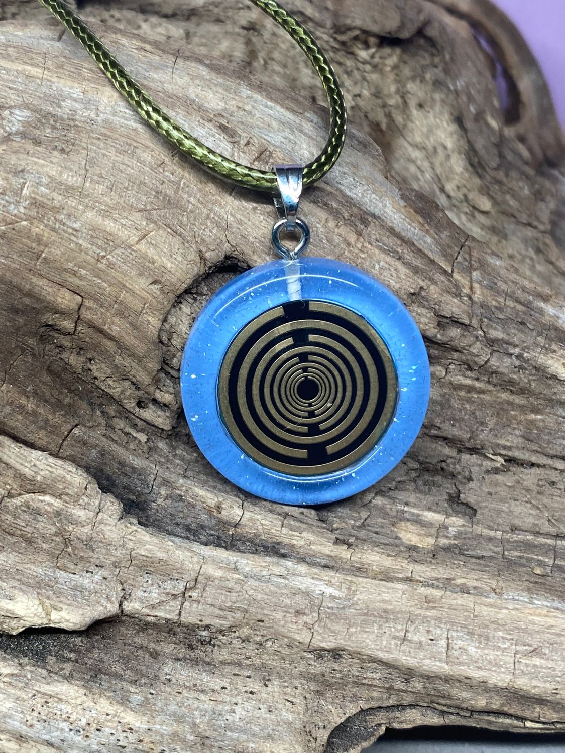 Anhänger – Resin mit Glitzer, Disc im Lakhovsky MWOn Design 18 mm, goldlegiert, kupferunterlegt, blau – Produktansicht 1