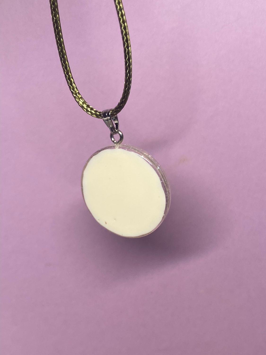 Anhänger – Resin mit Glitzer, Disc im Lakhovsky MWOn Design 18 mm, goldlegiert, kupferunterlegt, weiß – Produktansicht 1