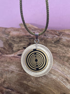 Anhänger – Resin mit Glitzer, Disc im Lakhovsky MWOn Design 18 mm, goldlegiert, kupferunterlegt, weiß – Produktansicht 1