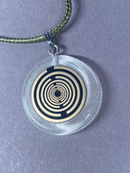 Anhänger – Resin mit Glitzer, Disc im Lakhovsky MWOn Design 18 mm, goldlegiert, kupferunterlegt, weiß – Produktansicht 1