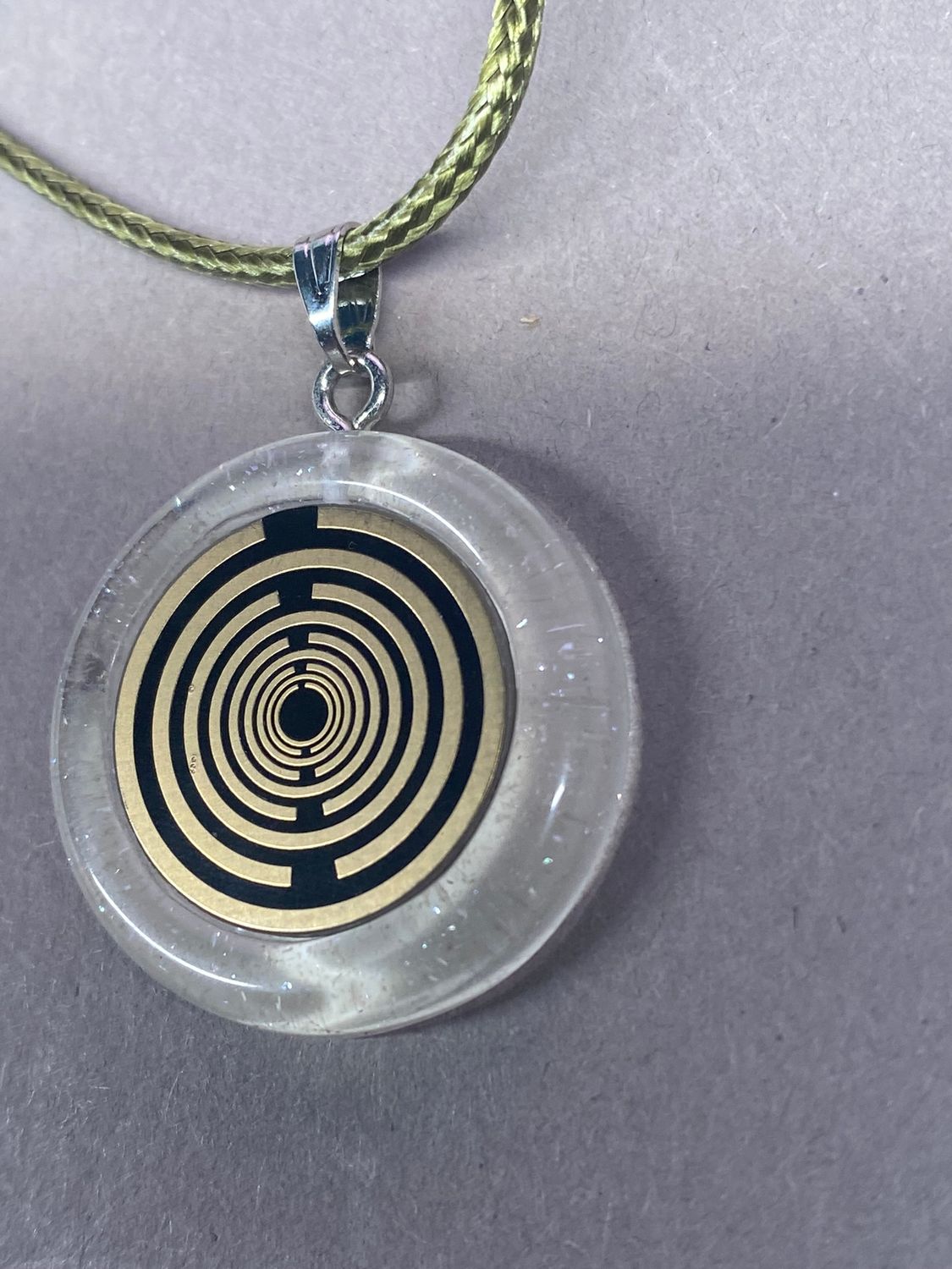 Anhänger – Resin mit Glitzer, Disc im Lakhovsky MWOn Design 18 mm, goldlegiert, kupferunterlegt, weiß – Produktansicht 1