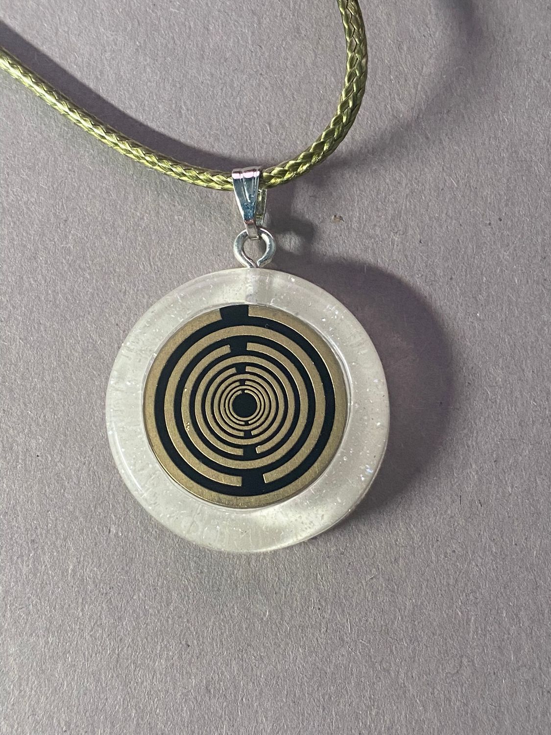 Anhänger – Resin mit Glitzer, Disc im Lakhovsky MWOn Design 18 mm, goldlegiert, kupferunterlegt, weiß – Produktansicht 1