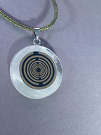 Anhänger – Resin mit Glitzer, Disc im Lakhovsky MWOn Design 18 mm, goldlegiert, kupferunterlegt, weiß – Produktansicht 1