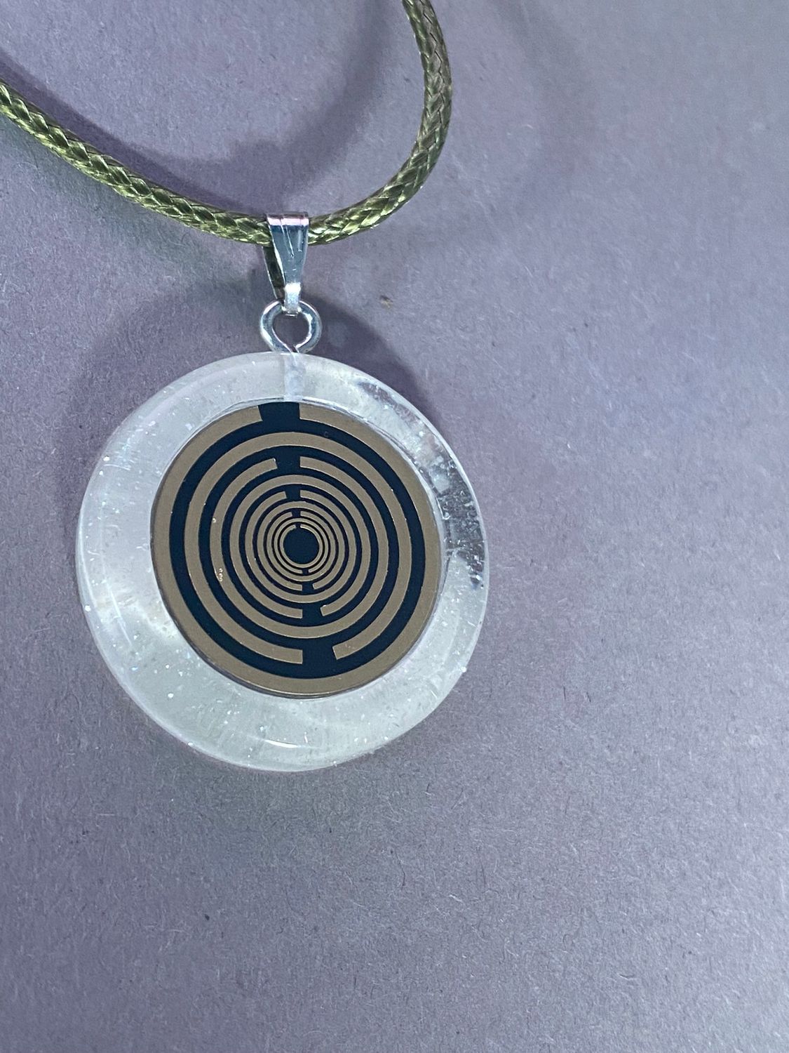 Anhänger – Resin mit Glitzer, Disc im Lakhovsky MWOn Design 18 mm, goldlegiert, kupferunterlegt, weiß – Produktansicht 1