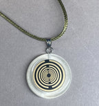 Anhänger – Resin mit Glitzer, Disc im Lakhovsky MWOn Design 18 mm, goldlegiert, kupferunterlegt, weiß – Produktansicht 1